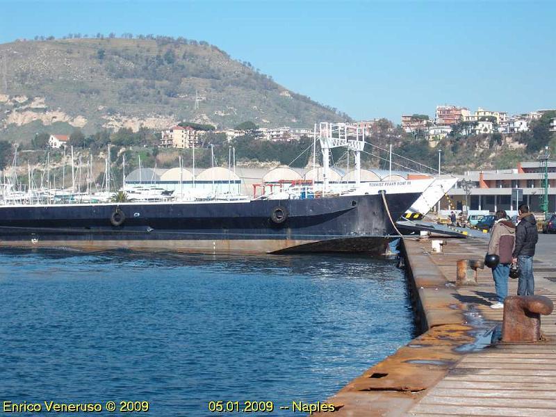 6 - Il Tourist urta con la prua in banchina - The Tourist hits with the bow in dock.JPG